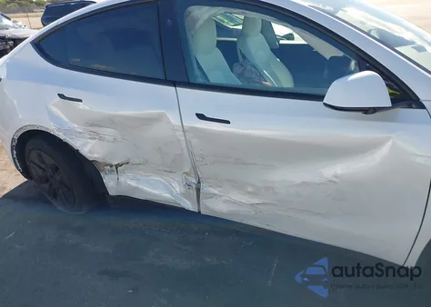 2025 Tesla Model Y Long Range Dual Motor All-Wheel Drive z USA, uszkodzony, nr VIN 7SAYGDEE5SA338332